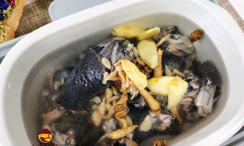 美味营养乌鸡炖土豆的制作方法（家庭健康的美味选择，体现传统营养炖菜）-第1张图片-美味行家