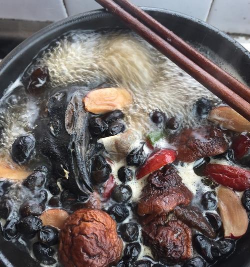 美味营养乌鸡炖土豆的制作方法（家庭健康的美味选择，体现传统营养炖菜）-第2张图片-美味行家