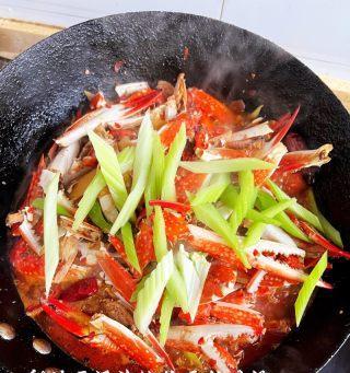 香辣蟹钳的制作方法（学会制作最美味的香辣蟹钳，为您的餐桌增添风味）-第3张图片-美味行家