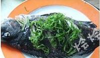 腌凤梨清蒸黑毛鱼，一道美味又健康的佳肴（用凤梨的甜味与黑毛鱼的鲜味相融合，让你大快朵颐）-第3张图片-美味行家