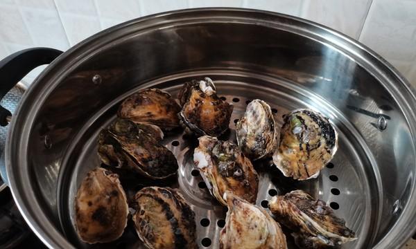 银丝蒸生蚝的制作方法（让您品尝到最新鲜、最美味的生蚝）-第2张图片-美味行家