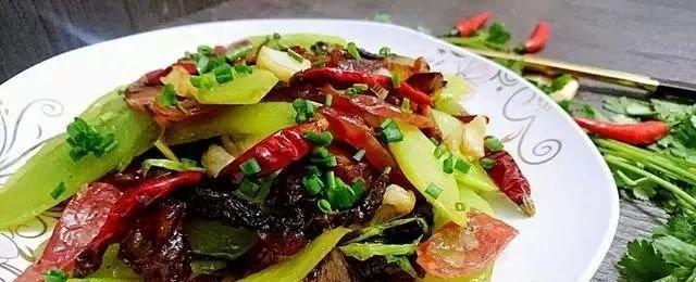 莴笋炒腊肠（家常美食，简单易做）-第1张图片-美味行家