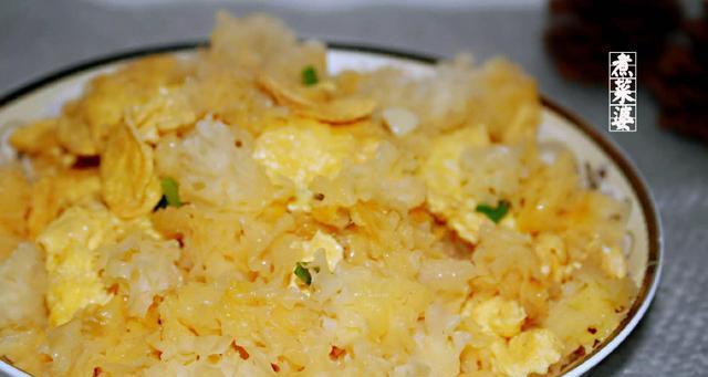 鲜银耳炒鸡蛋，营养又美味（做法简单，口感清爽，让你爱上素食）-第1张图片-美味行家