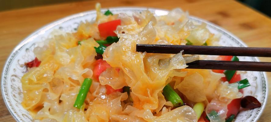 鲜银耳炒鸡蛋，营养又美味（做法简单，口感清爽，让你爱上素食）-第2张图片-美味行家