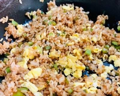 杂蔬鸡蛋酱油炒饭的做法（一道简单又美味的家常菜）-第1张图片-美味行家