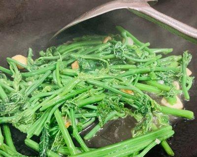 小炒瓜尖的制作方法（用家常调料制作美味瓜尖佳肴）-第3张图片-美味行家