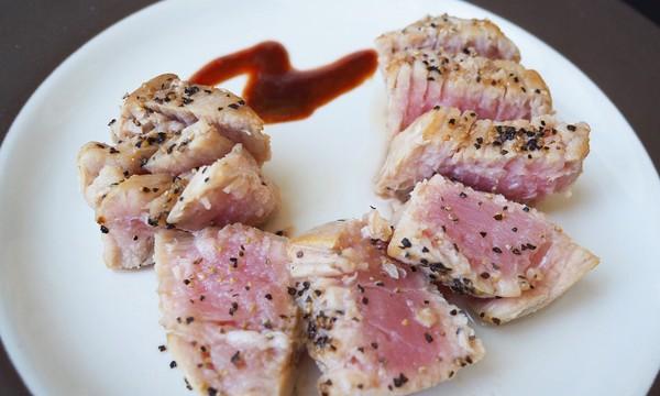 香煎金枪鱼的完美做法（享受海洋美味，烹饪鱼肉的技巧和窍门）-第1张图片-美味行家
