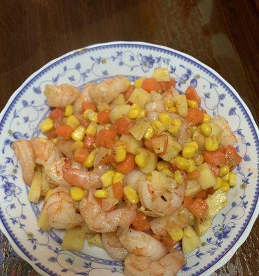 美味可口的虾仁莲藕炒玉米（以清爽莲藕和甜味玉米为基础，增添虾仁美味，一道家常下饭菜）-第2张图片-美味行家