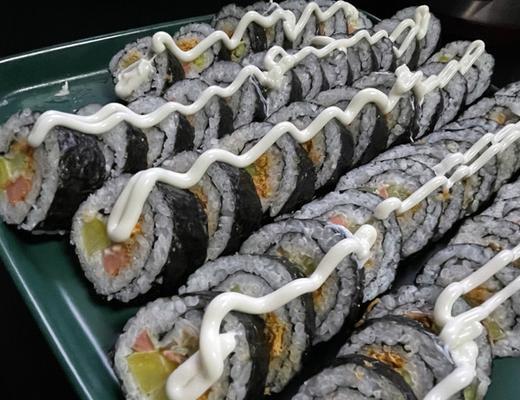 美味可口的寿司炒饭卷（用寿司卷出不一样的炒饭体验，让你的味蕾瞬间飞升！）-第2张图片-美味行家