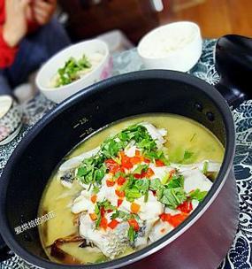 学会做水煮鲤鱼，味蕾也能沉醉（一道美味营养的川菜佳肴，做法简单易学）-第1张图片-美味行家