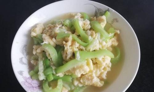 丝瓜炒鸭蛋的做法（简单易学的饮食美学）-第3张图片-美味行家