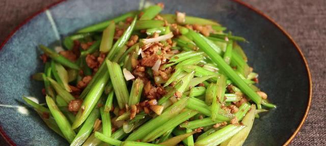 美味肉末炒芹菜的制作方法（简单易学，营养美味，美味肉末芹菜的做法分享）-第1张图片-美味行家
