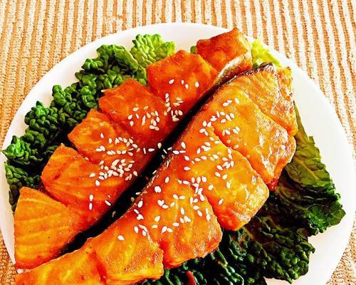 如何做出美味的蒜香烤三文鱼（一道简单而又营养的家常菜，轻松学会烹制）-第3张图片-美味行家