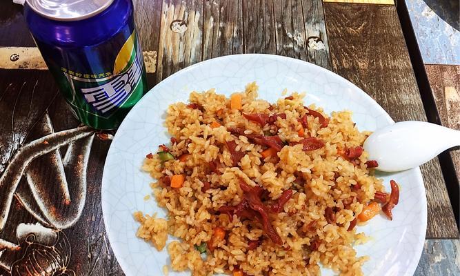 烧鸭丁包菜炒饭，鲜香美味的中式烩饭（以烤鸭丁为主，搭配包菜的清爽，重口味爱好者的美食选择）-第3张图片-美味行家