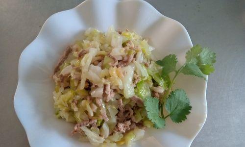 香煎五花肉炒卷心菜（炒菜新手也能轻松做出美味的家常菜）-第3张图片-美味行家