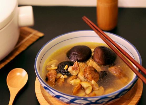 健康美味，以香菇粉皮参鸡汤煲提高免疫力（疫情期间，家庭煲汤秘籍分享；养生美食，让健康更简单）-第1张图片-美味行家