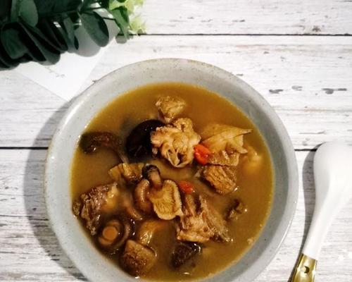 健康美味，以香菇粉皮参鸡汤煲提高免疫力（疫情期间，家庭煲汤秘籍分享；养生美食，让健康更简单）-第3张图片-美味行家