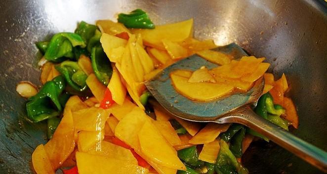 家常美食，土豆片炒辣椒（简单易做，辣味十足）-第1张图片-美味行家