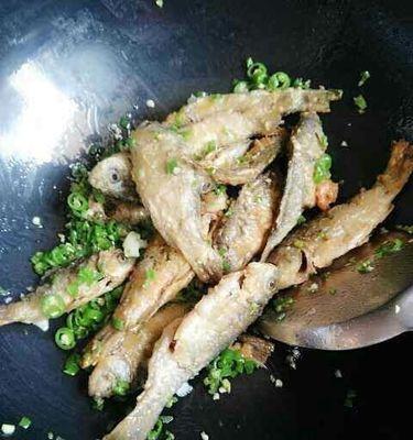 如何烹饪美味的香炸小鲫鱼（传统美食新玩法，香脆可口让人欲罢不能）-第1张图片-美味行家
