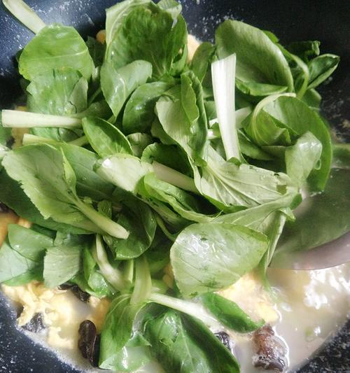 一碗清香的香菇小白菜鸡蛋汤（以素食为主，味道鲜美的家常汤）-第3张图片-美味行家