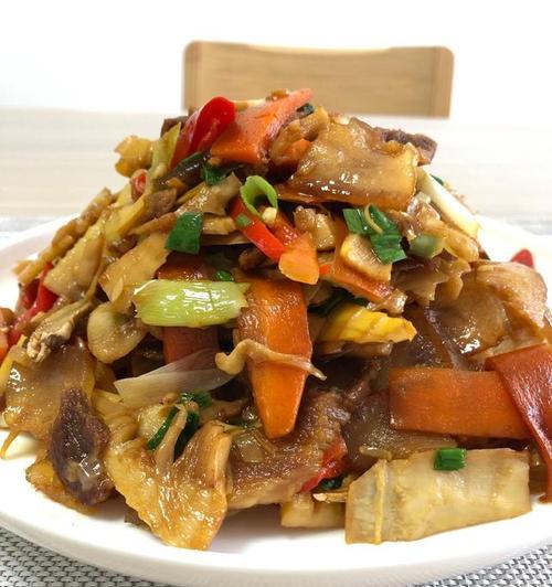鲜笋炒腊肉，让你回味无穷（家常菜做法，简单易学）-第1张图片-美味行家