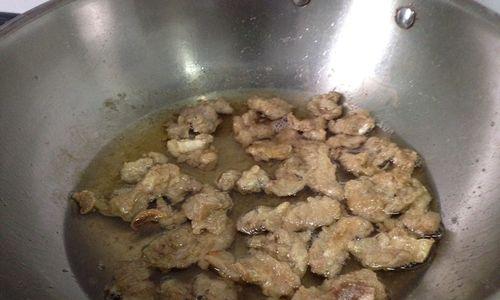 爆香美味，蒜薹炒油渣！（以蒜薹为主角，搭配肉质鲜美的油渣，轻松做出一道下饭好菜！）-第3张图片-美味行家