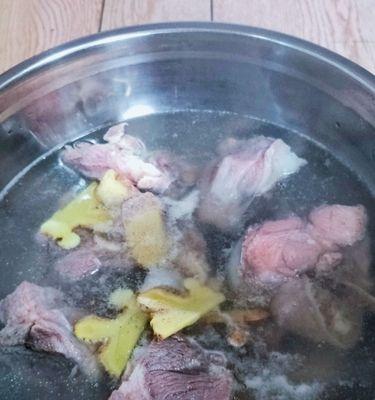 山药花生筒骨汤，舒适呵护身体（滋养身体的汤品，促进健康生活）-第1张图片-美味行家