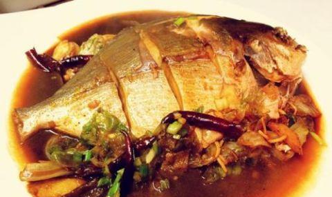 学会以香焖金鲳鱼，做出口感鲜美的佳肴（厨艺秘诀揭秘，让你轻松成为家庭大厨！）-第1张图片-美味行家