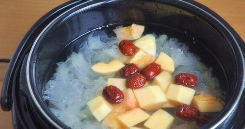 银耳木瓜汤——滋补养生的佳品（以木瓜为主材，以银耳为辅料，搭配草果、桂圆等多种配料精制而成）-第3张图片-美味行家