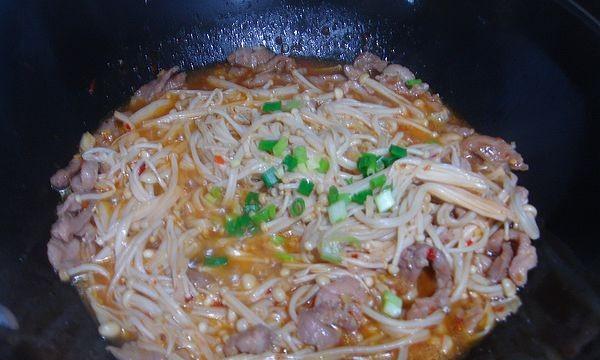 一道简单美味的肉末炒金针菇菜谱（教你轻松掌握做法，享受美食乐趣）-第1张图片-美味行家