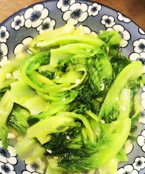 蒜蓉炒生菜，清爽美味的家常菜（一道简单易学、营养丰富的蔬菜佳肴）-第3张图片-美味行家
