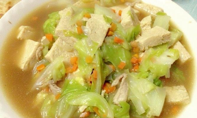 小白菜炖冻豆腐，简单营养的家常菜（教你做出营养美味的小白菜炖冻豆腐）-第2张图片-美味行家