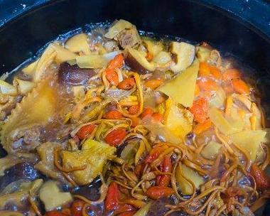 香菇虫草炖鸡的做法（品尝健康，享受美味）-第1张图片-美味行家