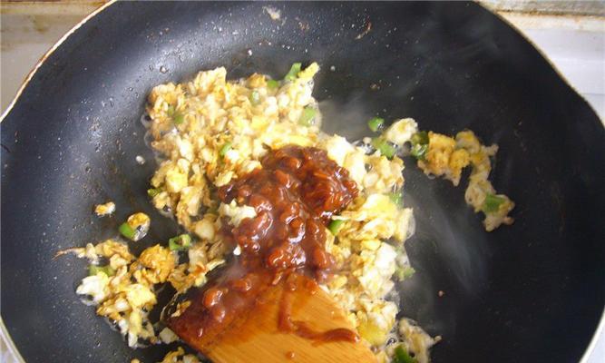 自制炸鸡蛋酱的做法（家庭美食必备，美味易学！）-第3张图片-美味行家
