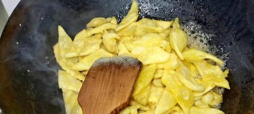 《酥黄菜的美味制作》（教你制作美味可口的酥黄菜，让你的家人朋友惊艳不已！）-第1张图片-美味行家