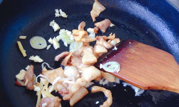 以田菜片芝麻炒肉，做出美味佳肴（入口香脆、肉质鲜嫩、口感丰富的佳肴）-第2张图片-美味行家