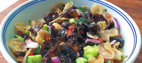 香菇木耳炒鸡蛋，一道营养美味佳肴（家常菜肴，健康生活，味觉享受）-第3张图片-美味行家