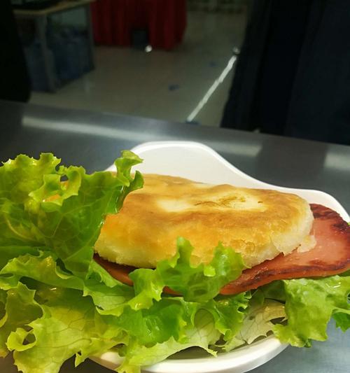 健康美味的蔬菜火腿夹饼（简单易做，营养丰富的早餐佳品）-第3张图片-美味行家