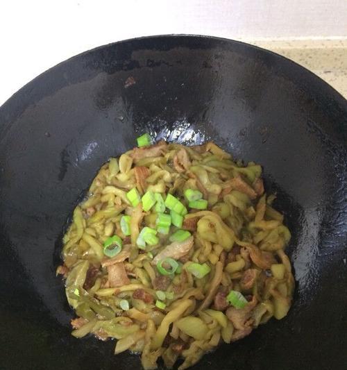 鲜美可口的肉炒茄丝（让味蕾尽享健康美食的烹饪技巧）-第3张图片-美味行家