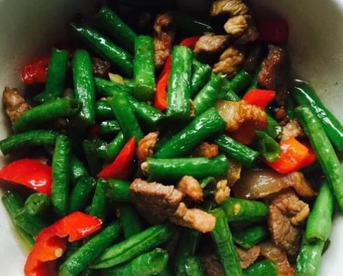 鲜香可口的肉丝豇豆角料理（一道简单易学的家常菜，做法大揭秘）-第3张图片-美味行家