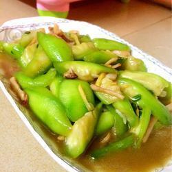 美味清爽的鲜鱿鱼炒丝瓜（清爽夏日的家常美食菜谱，快来试试！）-第1张图片-美味行家