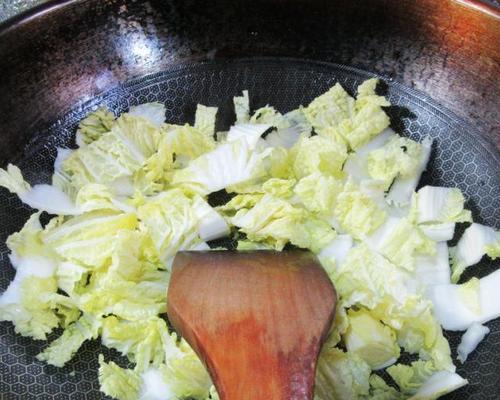 娃娃菜炒牛肉丝，营养美味又简单（以娃娃菜为主打，搭配优质牛肉，健康餐桌必备）-第2张图片-美味行家