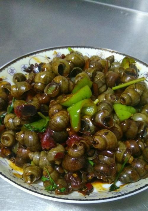 口感香辣，田螺爆炒蒜蓉辣椒酱（美味田螺的佳肴，以蒜蓉辣椒酱为调味）-第3张图片-美味行家