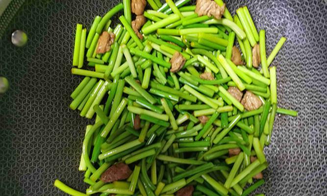 双椒蒜苔，口感鲜美！（独具特色的川菜佳肴）-第2张图片-美味行家