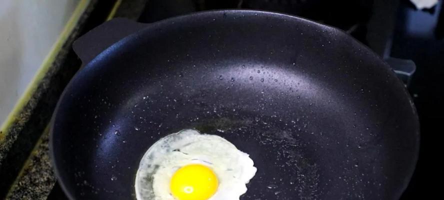 如何用铁锅煎出完美的蛋（以铁锅煎蛋的做法，让你的早餐更美味）-第3张图片-美味行家