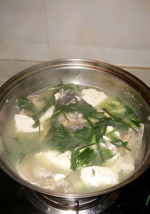 如何制作美味可口的酸菜豆腐鱼头汤-第3张图片-美味行家