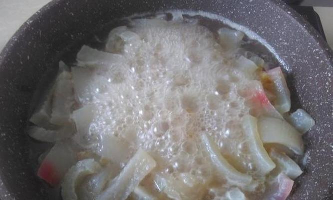 猪皮凉拌的做法与技巧（享受夏日美食，畅快味蕾体验）-第1张图片-美味行家