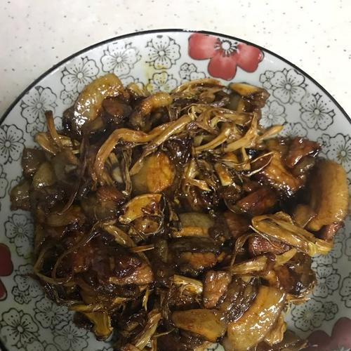 五花肉炖黄花菜，美味佳肴（做法简单，香味扑鼻）-第1张图片-美味行家
