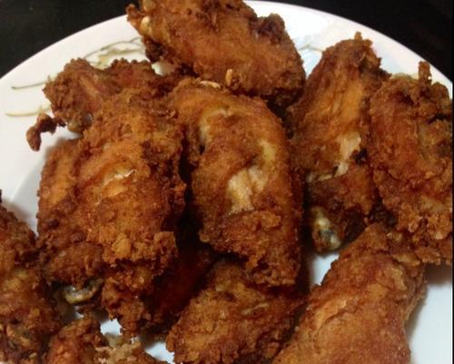 如何制作香稣脆皮炸鸡翅（美味的家庭炸鸡秘诀，让你做出口感酥脆的炸鸡翅）-第1张图片-美味行家