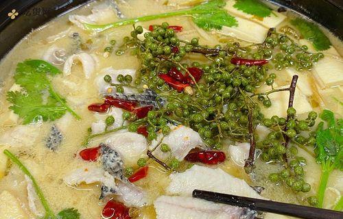 藤椒鱼的制作方法（用藤椒调制美味鲜香的鱼肉）-第2张图片-美味行家